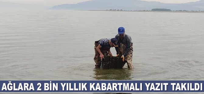 İznik Gölü'nde ağlara 2 bin yıllık kabartmalı yazıt takıldı