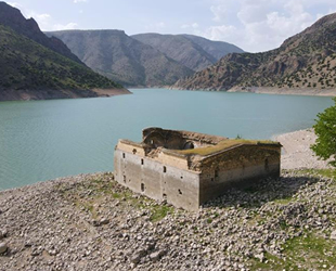 Barajda sular çekildi, tarihi kilise gün yüzüne çıktı