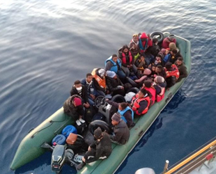 İzmir açıklarında 28 düzensiz göçmen kurtarıldı