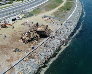 Zeytinburnu'nda sökümü yapılan gemi tamamen karaya alındı