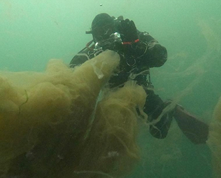 İzmit Körfezi'nde dibe çöken 'deniz salyası' su altında görüntülendi