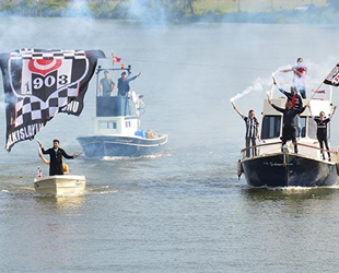 Beşiktaş taraftarları, Sakarya Nehri'nde teknelerle şampiyonluk turu attı