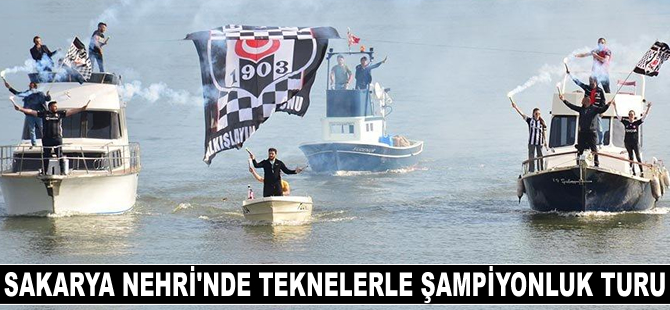 Beşiktaş taraftarları, Sakarya Nehri'nde teknelerle şampiyonluk turu attı