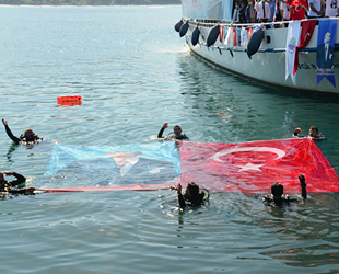 Dalgıçlar, 19 Mayıs’ı denizde Türk Bayrağı açarak kutladı