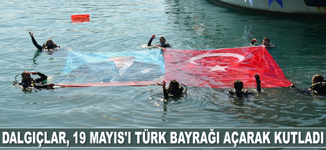 Dalgıçlar, 19 Mayıs’ı denizde Türk Bayrağı açarak kutladı