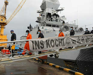 Hindistan ordusu, kasırganın batırdığı gemideki 78 kişiyi arıyor