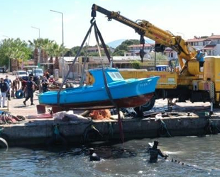 Ayvalık'ta batan tekneler vinç yardımıyla çıkartılıyor