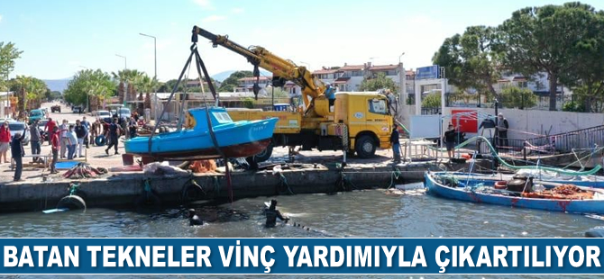 Ayvalık'ta batan tekneler vinç yardımıyla çıkartılıyor