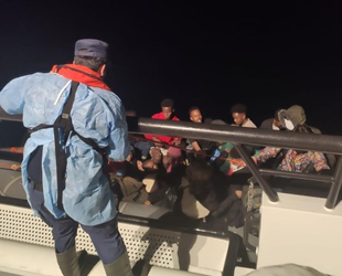 İzmir açıklarında lastik bottaki 23 göçmen kurtarıldı