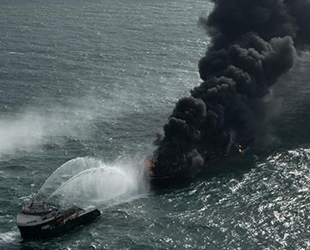 Günlerdir yanan konteyner gemisinde petrol sızıntısı tespit edildi