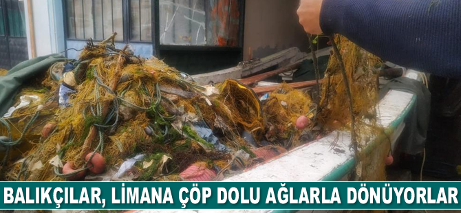Kıyı balıkçıları, limana çöp dolu ağlarla dönüyorlar
