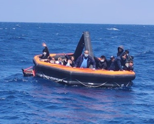 İzmir açıklarında 74 düzensiz göçmen kurtarıldı