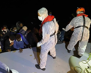 Çeşme açıklarında 32 düzensiz göçmen kurtarıldı