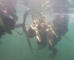 İzmir'de Jandarma SAK Timi denizde atık topladı