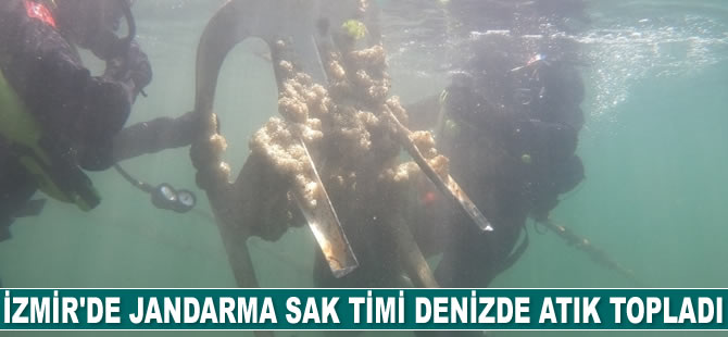 İzmir'de Jandarma SAK Timi denizde atık topladı