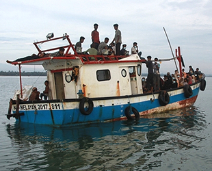 Arakanlı Müslümanlar’ı taşıyan tekne, Endonezya'da karaya oturdu
