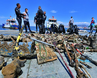 İzmir Körfezi’nde deniz dibi temizliğinde çıkanlar şaşırttı