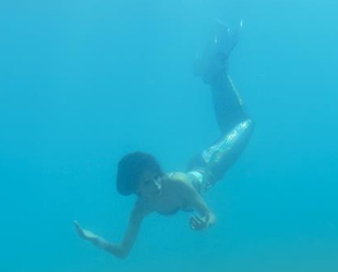 Antalya’da denizin altından çıkan çöpler, 'denizkızı'nı kızdırdı