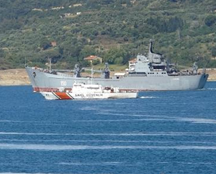 Rus savaş gemileri, peş peşe Çanakkale Boğazı’ndan geçti