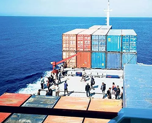 Uğur Dadaylı gemisinin kurtardığı göçmenler yüzünden uluslararası kriz çıktı