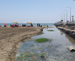 Karataş'ta kanalizasyon suyu denize akıyor