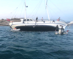 Tur teknesi karaya oturdu, turistler son anda kurtarıldı