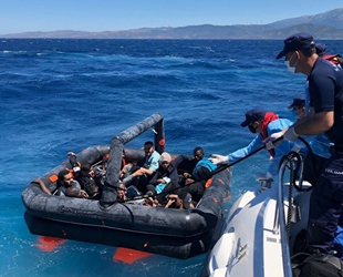 Çeşme açıklarında 26 göçmen kurtarıldı