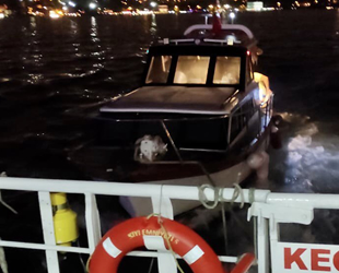 İstanbul Boğazı’nda arızalanan tekne, sürüklendi