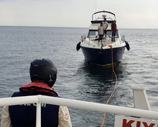 Tuzla açıklarında sürüklenen tekne kurtarıldı