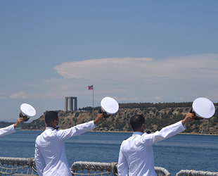 Deniz Harp Okulu öğrencileri, ‘Çanakkale Şehitleri’ni selamladı