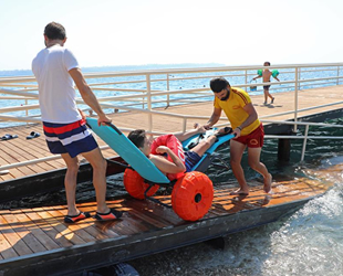 Konyaaltı Sahili’ndeki Engelsiz Plajı sezonu açtı