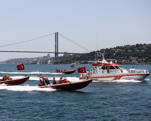 Kıyı Emniyeti, İstanbul Boğazı'nda 'Saygı Seyri' gerçekleştirdi