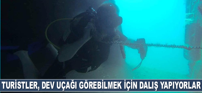 Kuşadası Körfezi'ndeki batık uçağa turistler yoğun ilgi gösteriyor