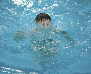 Milli yüzücü Hasan Emre Musluoğlu, boğulmamak için taktik verdi