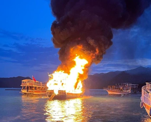 Antalya’da ‘Domino’ isimli tur teknesi alev alev yandı