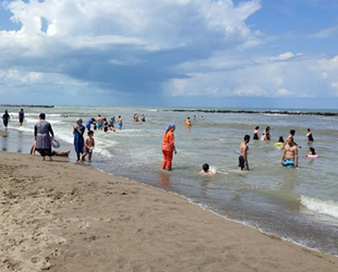 Karasu'da denize girme yasağı kalktı, vatandaşlar sahile akın etti