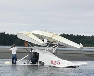 Tofino Limanı’nda deniz uçağı kalkışta ters döndü