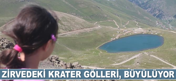 Zirvedeki krater gölleri büyülüyor