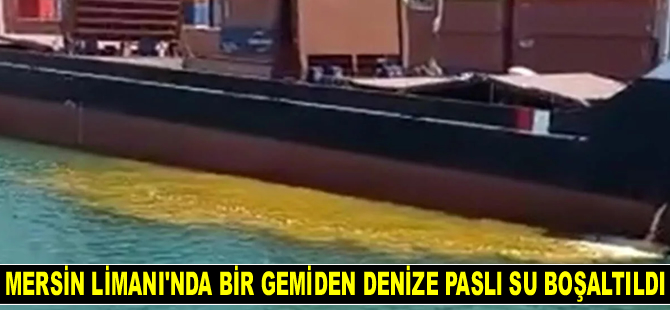 Mersin Limanı’nda bir gemiden denize paslı su boşaltıldı