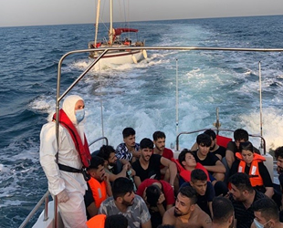 Çanakkale açıklarında 63 düzensiz göçmen yakalandı