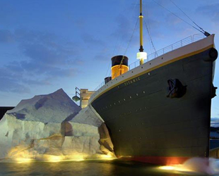 Titanik Müzesi’ndeki buzdağı ziyaretçilerin üzerine devrildi