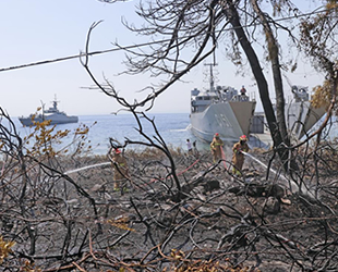 Ören Sahili'ndeki yangını çıkarma gemisi personeli söndürdü