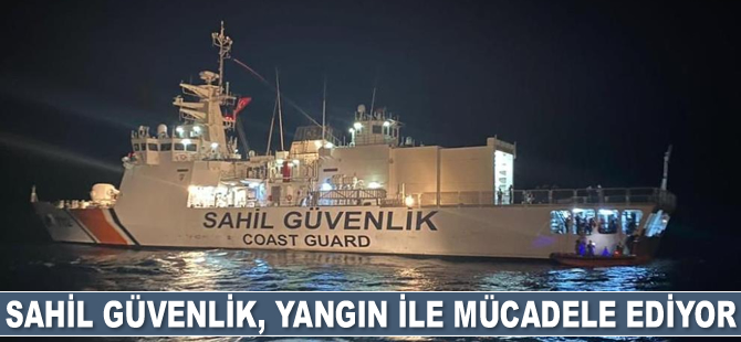 Sahil Güvenlik Komutanlığı, yangın ile mücadele ediyor
