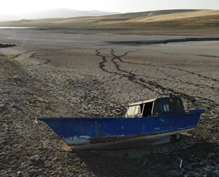 Alparslan-1 Barajı'nda sular çekildi, kayıklar karaya oturdu