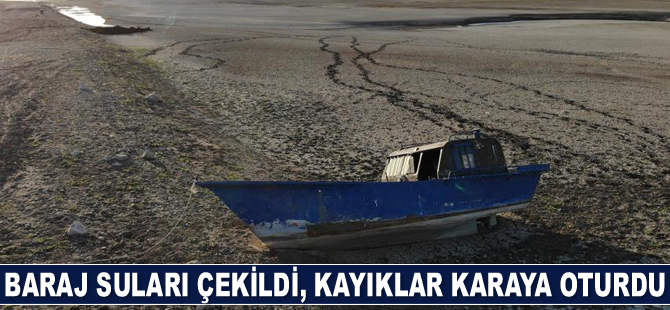 Alparslan-1 Barajı'nda sular çekildi, kayıklar karaya oturdu