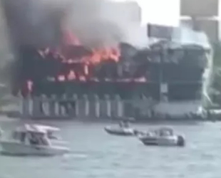 Nil Nehri’nde bir yolcu teknesi alev alev yandı