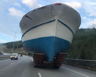 21 metrelik balıkçı teknesi, Samsun’dan Ağrı’ya tır ile taşındı
