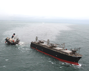 Karaya oturarak parçalanan Crimson Polaris gemisi, petrol sızdırdı