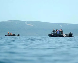 Rusya'da turistleri taşıyan helikopter göle düştü
