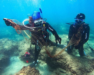 Doğu Akdeniz'de dalış yapan gönüllüler, su altını hayalet ağlardan arındırıyor